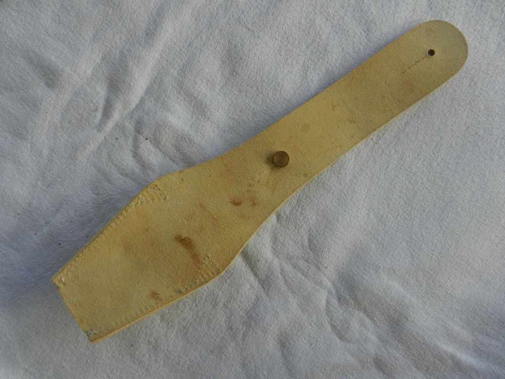  Ancien gousset de ba&iuml;onnette en buffle blanc 