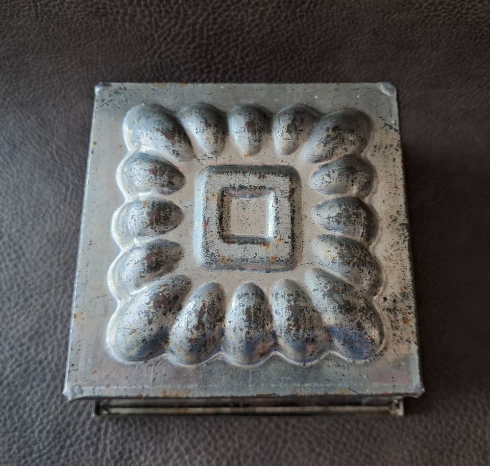 ancien moule &agrave; glace, ou entremets en fer blanc. 