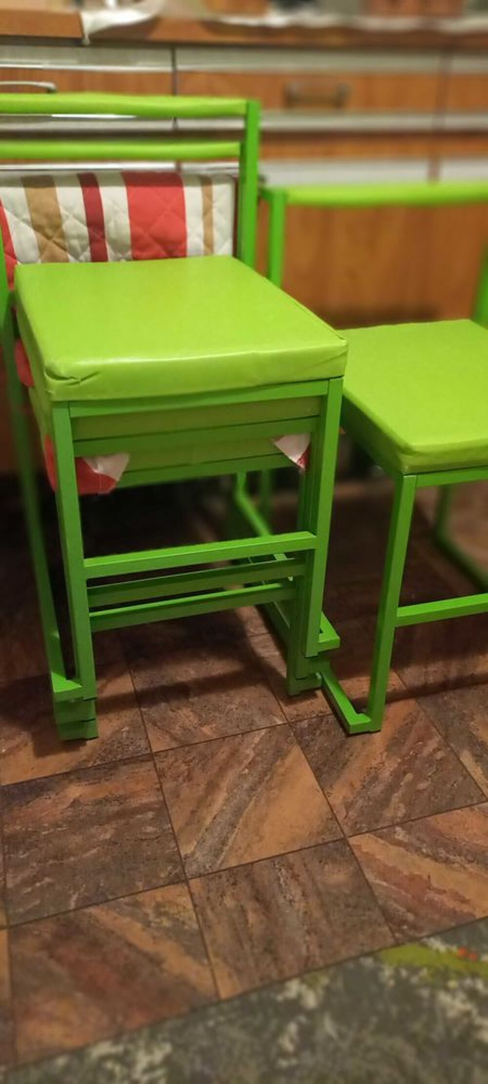 vendre 5 chaise ver, tr&egrave;s bonne &eacute;tat comme neuf Meubles