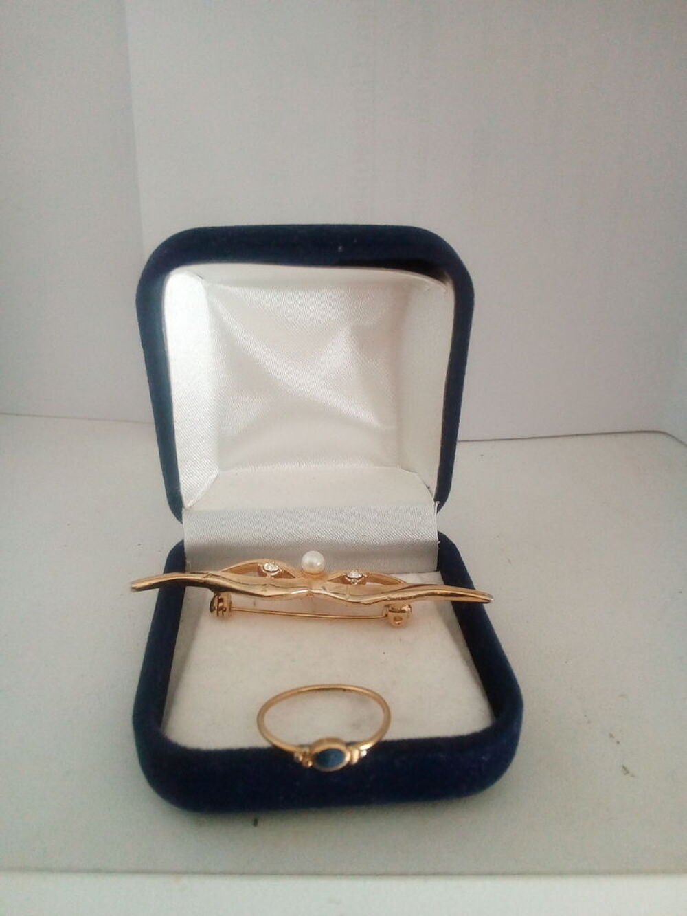2 bijoux bagues et broches Bijoux et montres