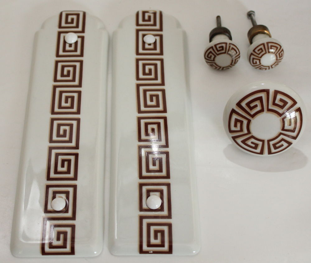 Plaques et poign&eacute;e de porcelaine de Paris frise grecque Décoration