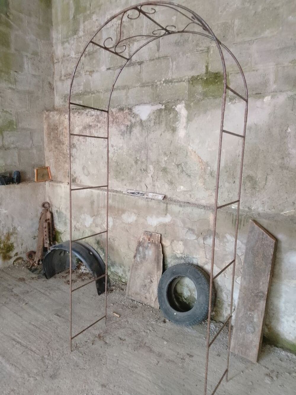 Portique &eacute;tag&egrave;re ou pr&eacute;sentoir en acier forg&eacute; Décoration