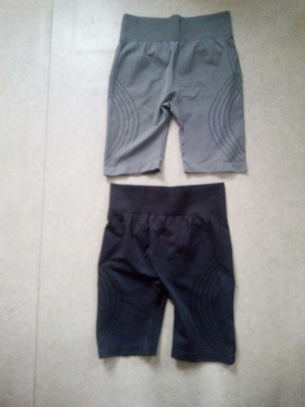 Lingins femme taille XL noir et gris neuf jamais port&eacute;. Sur Amiens Rivery 15 € les 2. C'est disponible... Vêtements