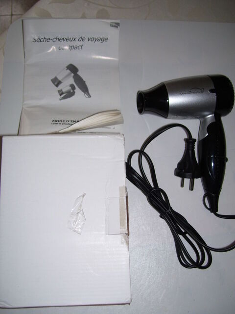 S�che cheveux pliable 2 vitesses avec pochette 
Neuf jamais 9 Estr�es-Saint-Denis (60)