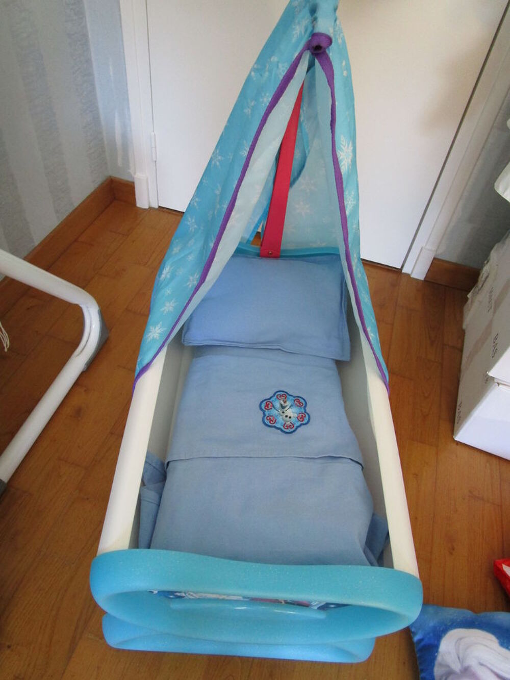 BERCELONNETTE REINE DES NEIGES (AUTRE ANNONCE CHAISE REINE Jeux / jouets