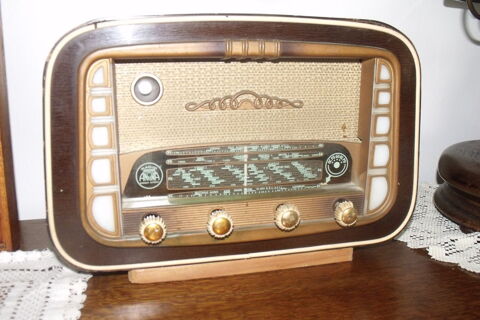 poste de radio anciens fonctionne très bien très propre 80 Biéville (50)
