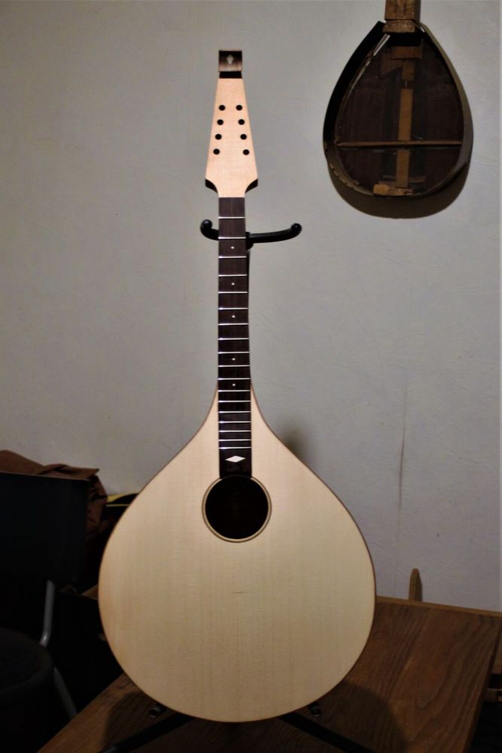  Mandola . 4 paires de cordes . Instruments de musique