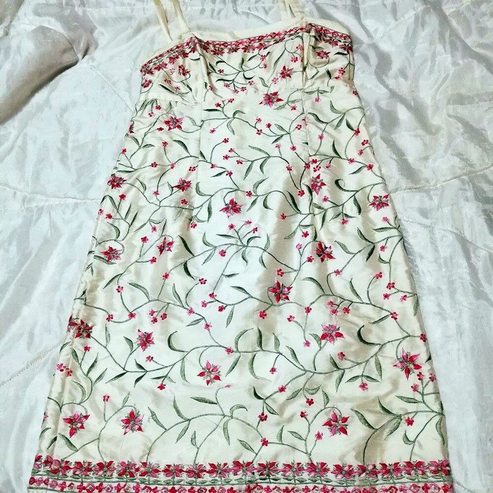 robe brod&eacute;e en soie RENE DERHY 
Vêtements