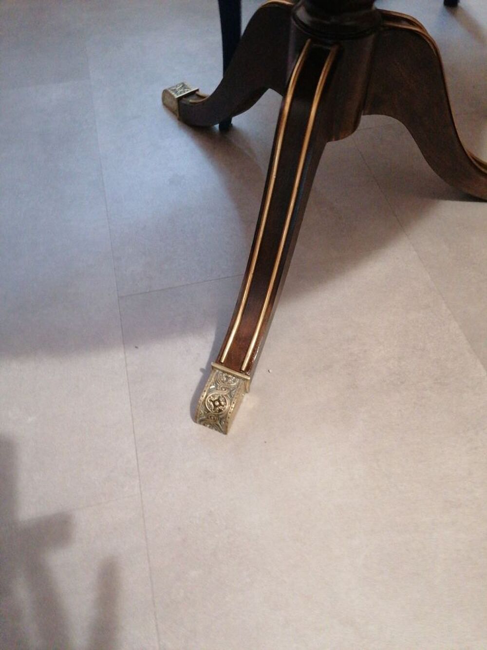 Table ronde en capcules de bierre sur pieds Meubles