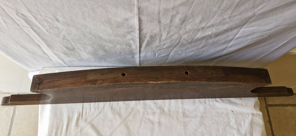 Ancien fronton sculpt&eacute; en bois ch&egrave;ne
Longueur 96,5cm
Décoration
