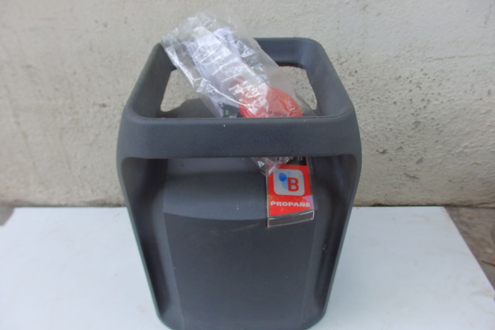 Bouteille gaz le cube propane vide avec detendeur neuf Electroménager