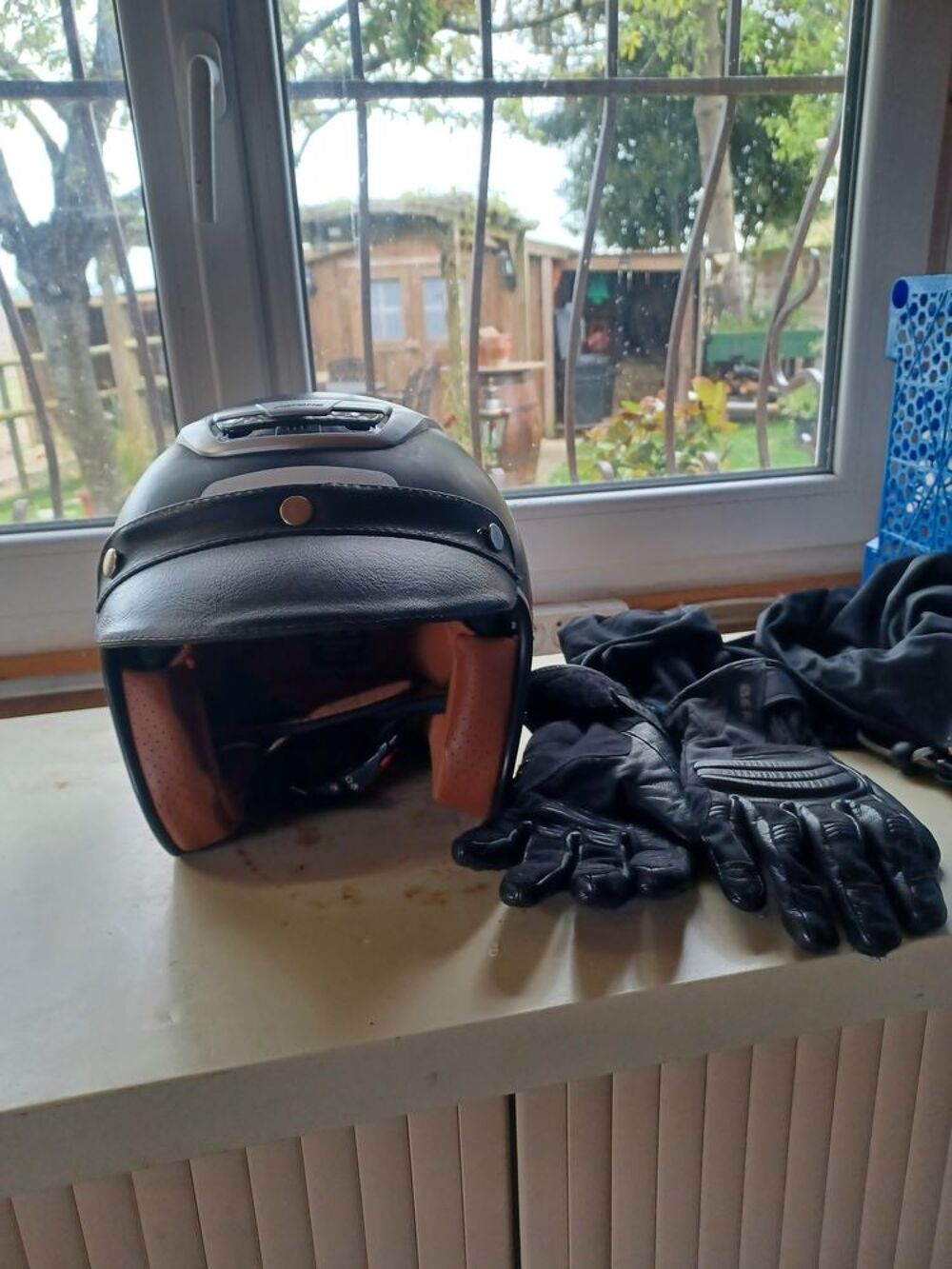 Casque moto vendu avec gants taille 9 et tour de cou Sports