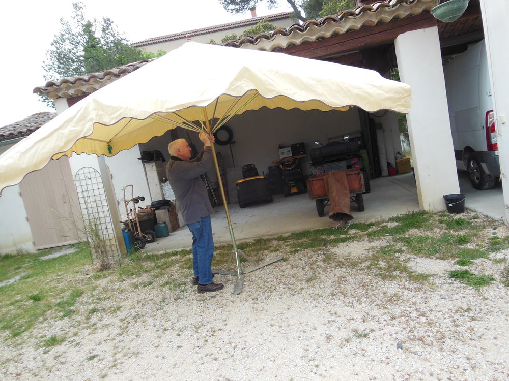 PARASOL DE MARCHE ETAT NEUF BEIGE Jardin
