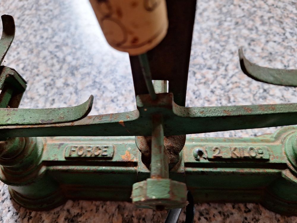Balance petite taille avec un lot de poids 