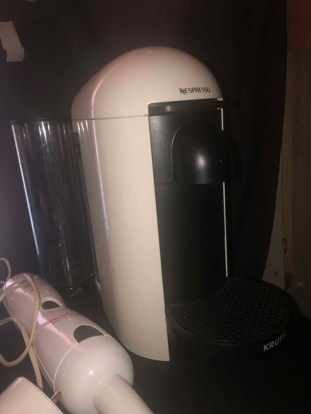 Machine &agrave; caf&eacute; avec son lot Electroménager