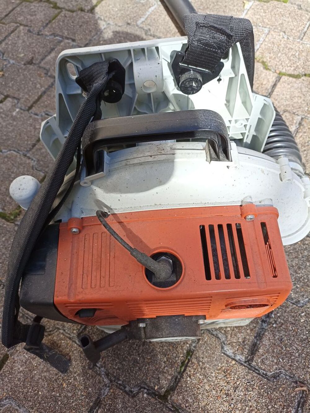 Souffleur de feuilles thermique &agrave; dos Jardin