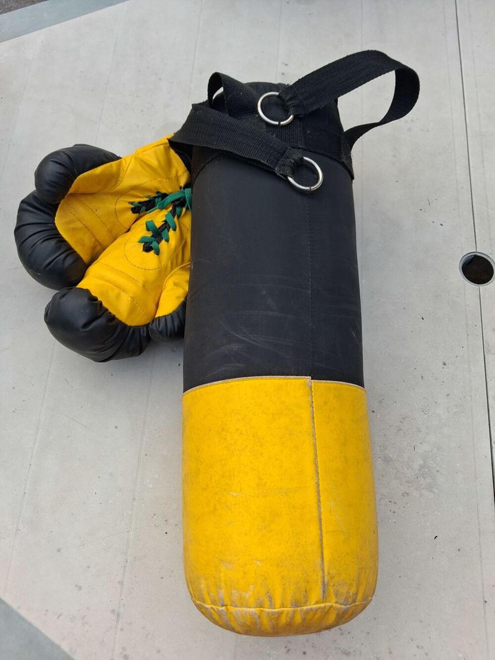SAC DE FRAPPE AVEC LES GANTS Sports