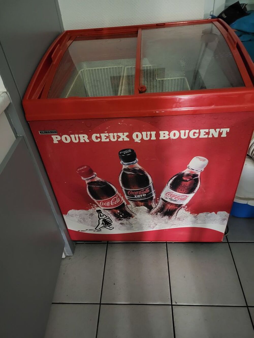 frigo de marque Coca Cola, deux paniers de rangements Electroménager
