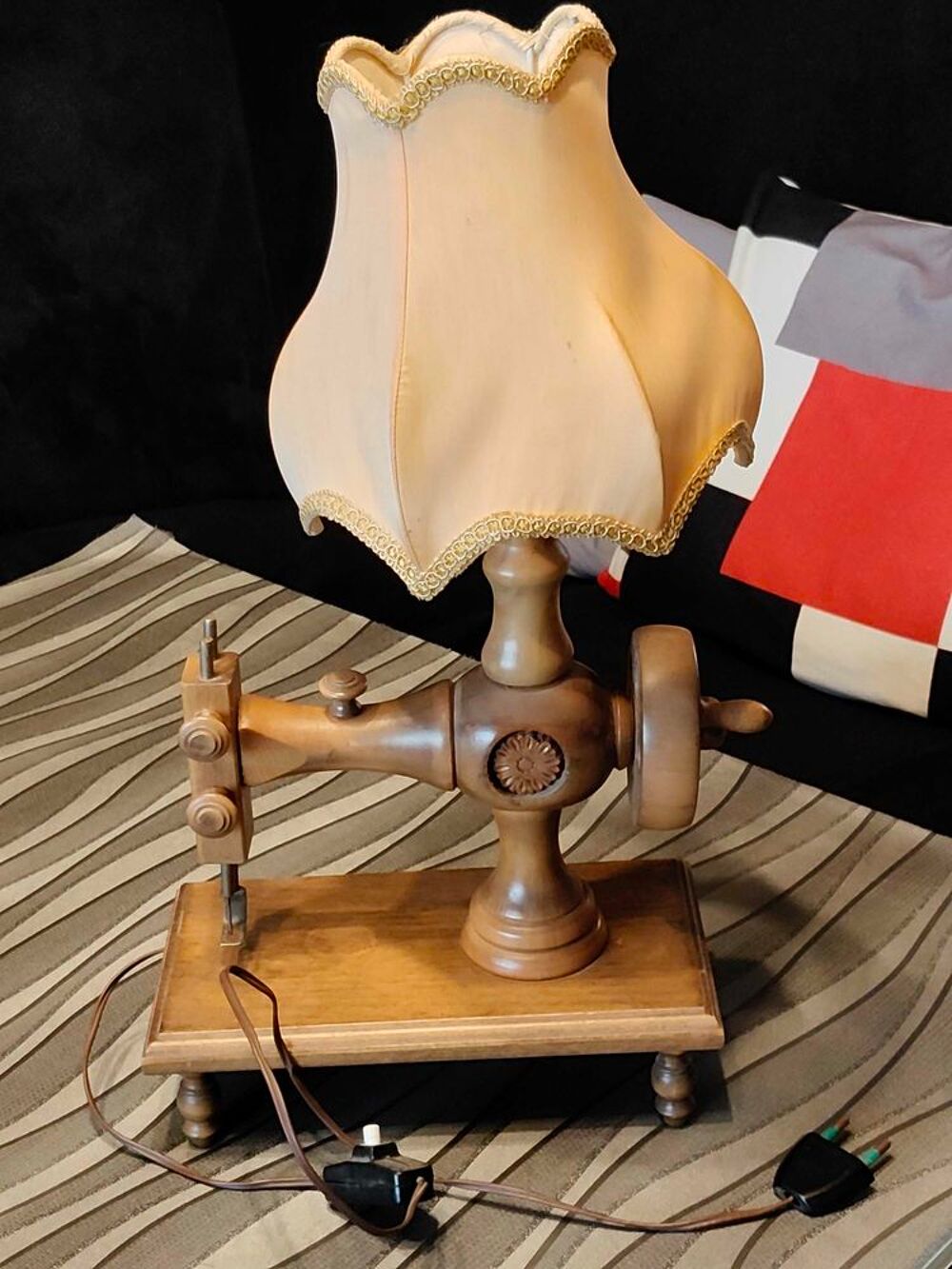 lampe vintage en bois style machine &agrave; coudre 