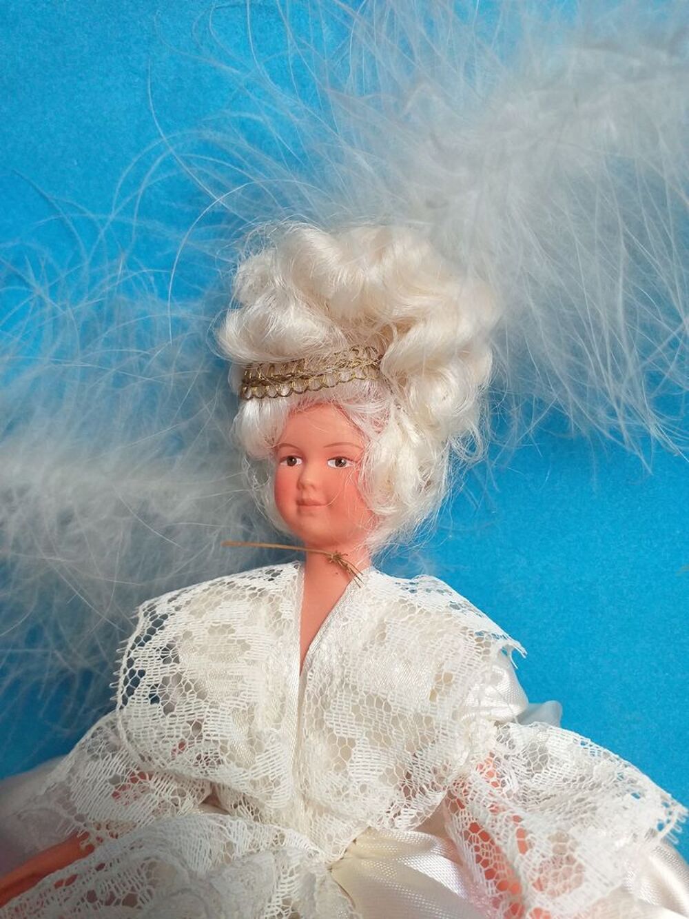 Poupee folklorique en costume de marquise au temps des Rois 
