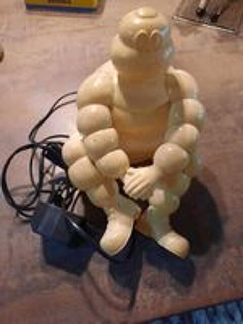   collectionneur achete objet ancien de garage ect... 