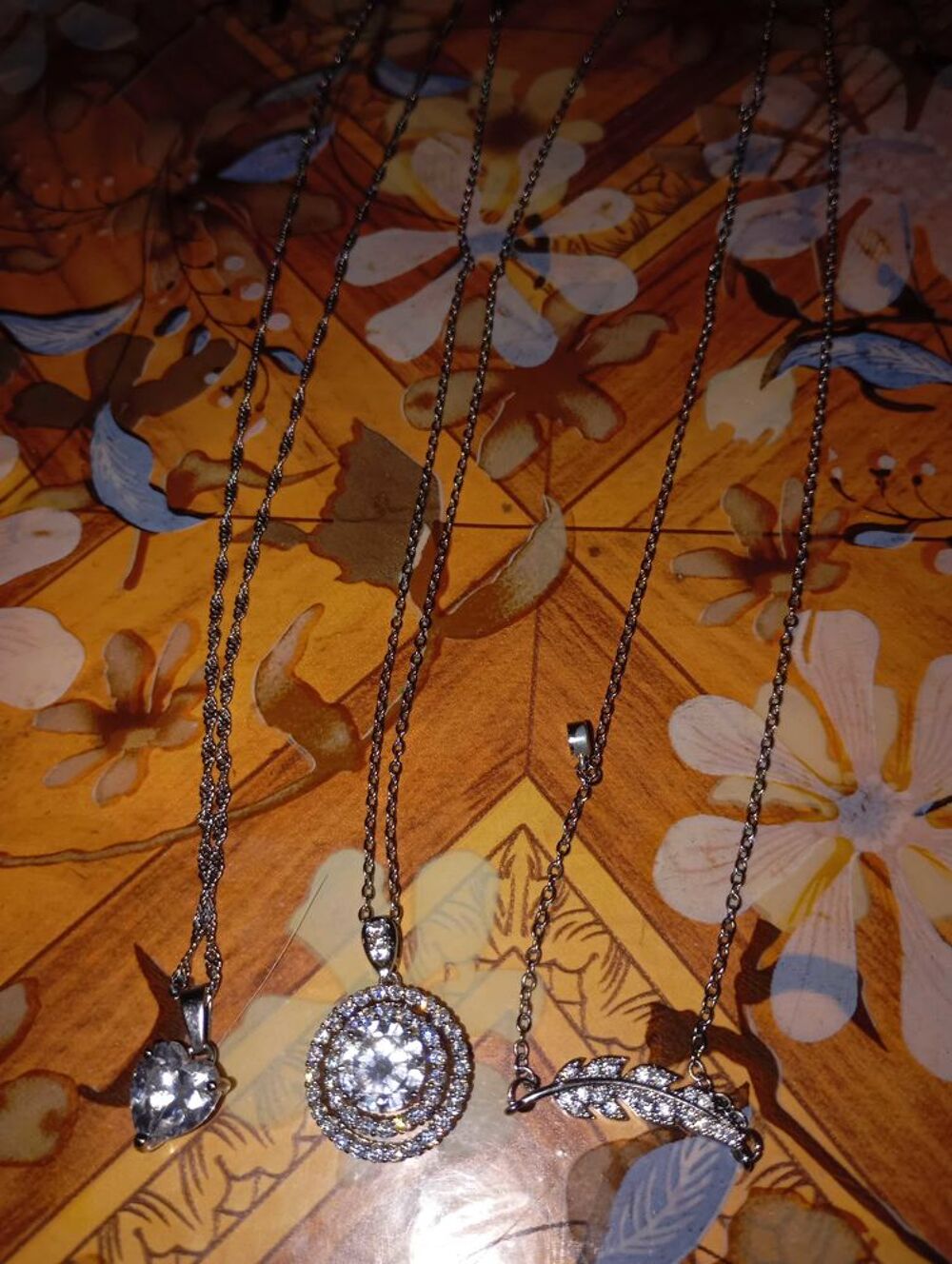 lots de 3 colliers pendentifs en argent avec diamants zircon et une paire de boucles d'oreilles Zircon. Bijoux et montres