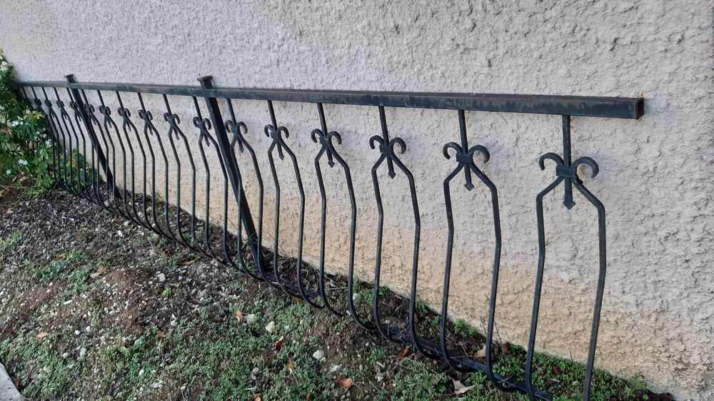 GRILLE EN FER FORGE LONGUEUR 5 METRES bon &eacute;tat 
Décoration