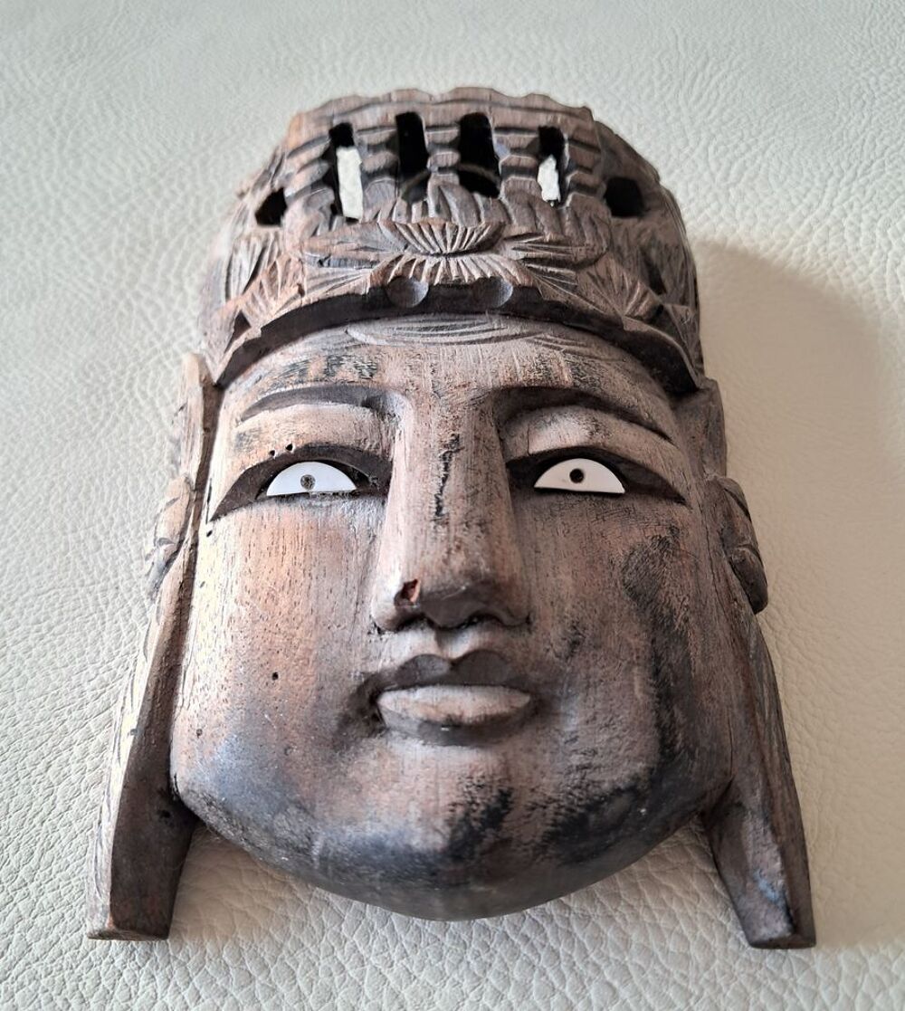 sculpture en bois masque visage style asiatique 
Décoration