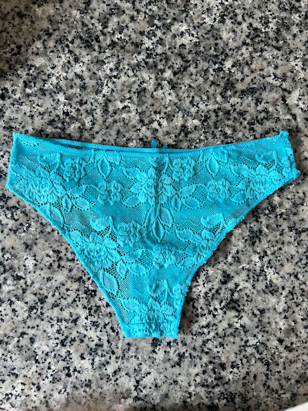 Culotte bleue dentelle taille XS/S. Neuve jamais port&eacute;e Vêtements