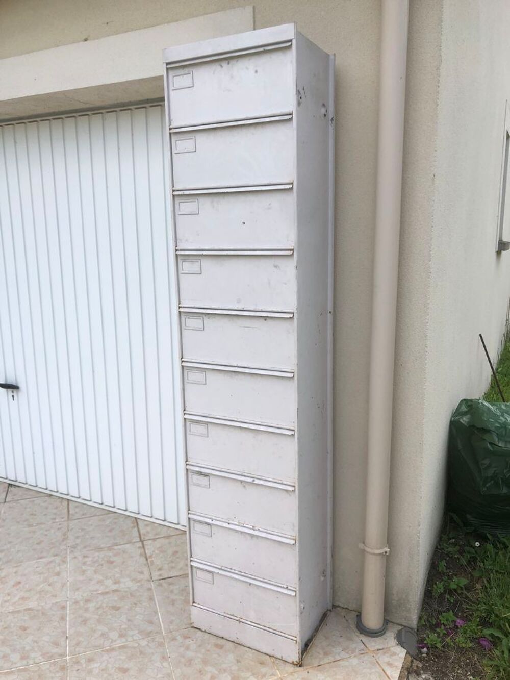 Armoire a cologne en m&eacute;tal Meubles