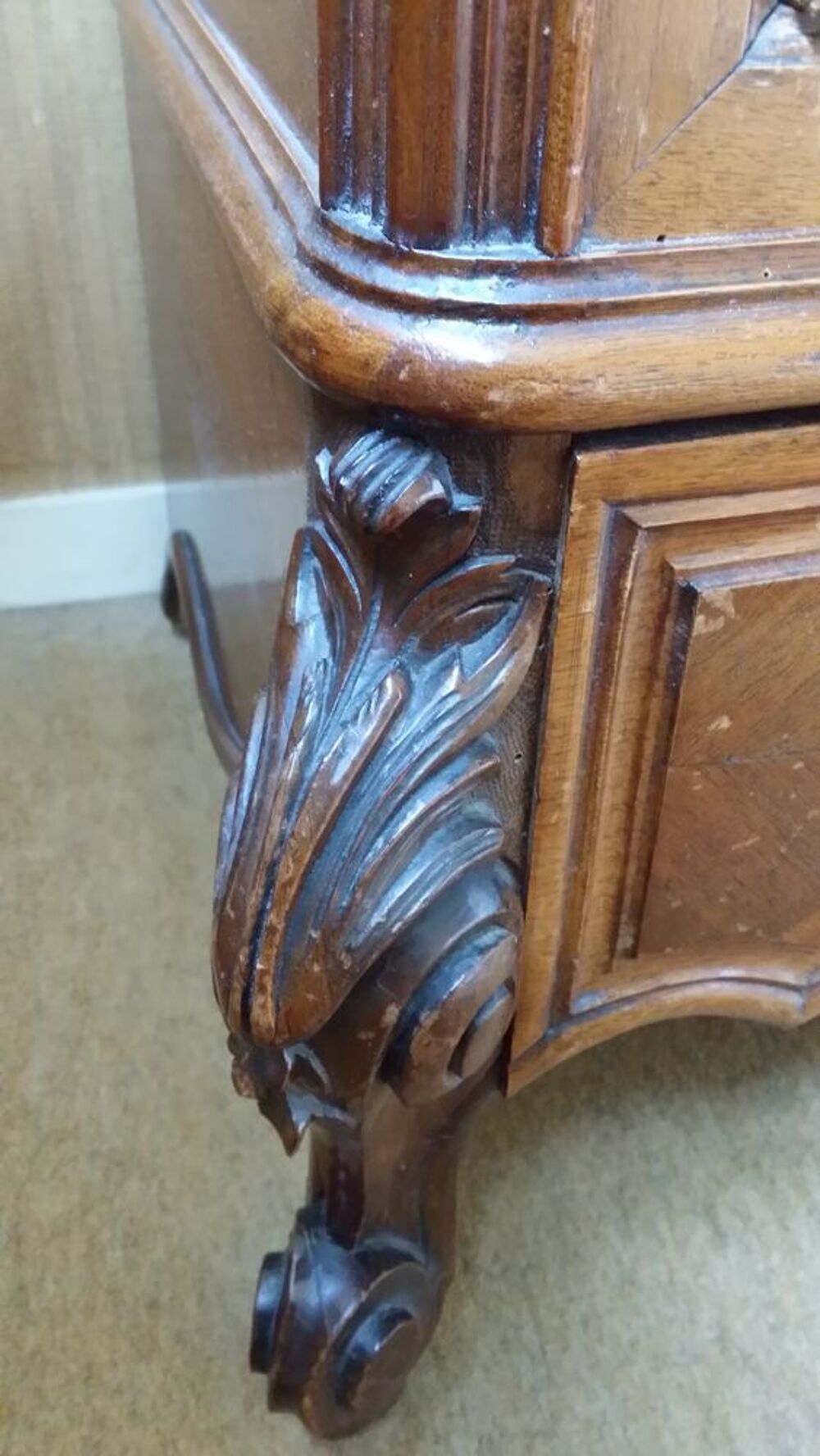 Armoire &agrave; glace &agrave; chapiteau d&eacute;cor&eacute; Meubles