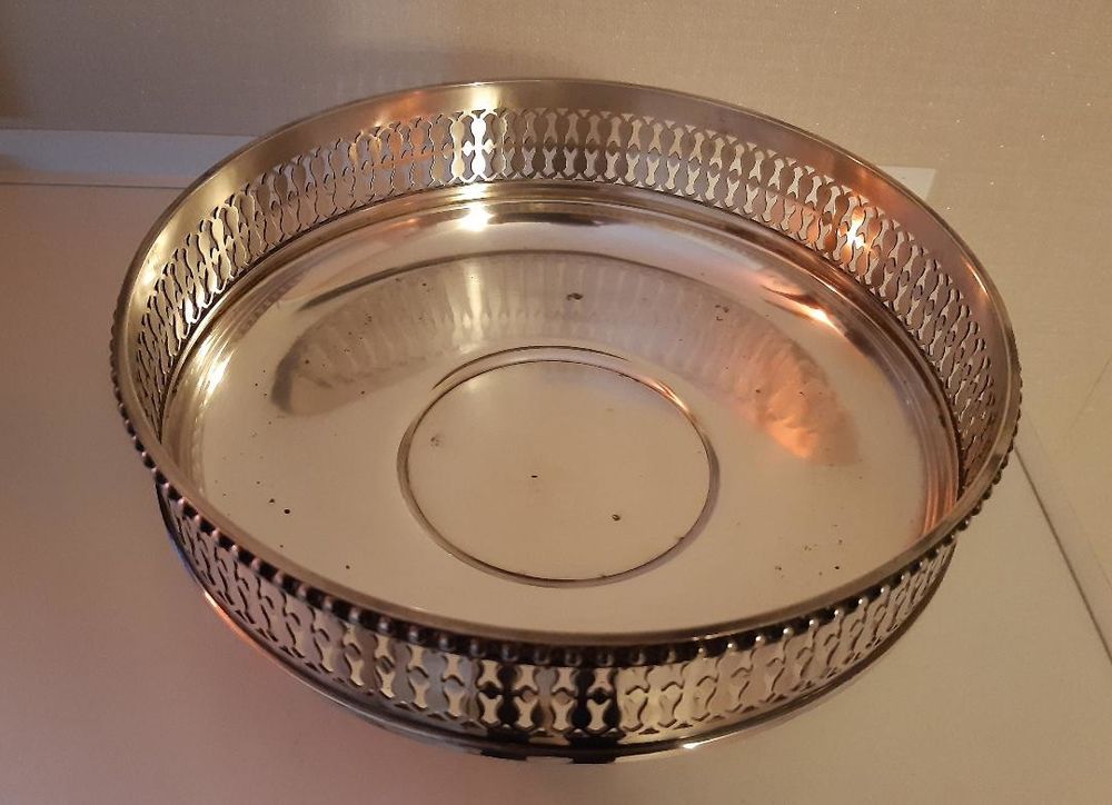 Coupe en m&eacute;tal argent&eacute; ajour&eacute; Décoration