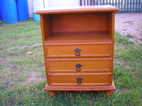 Table de nuit  avec 3 tiroirs 30 Agde (34)