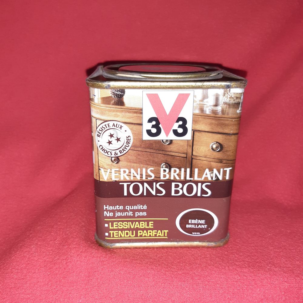 Vernis bois, diff&eacute;rentes teintes et volumes de 10 &agrave; 25 € Bricolage