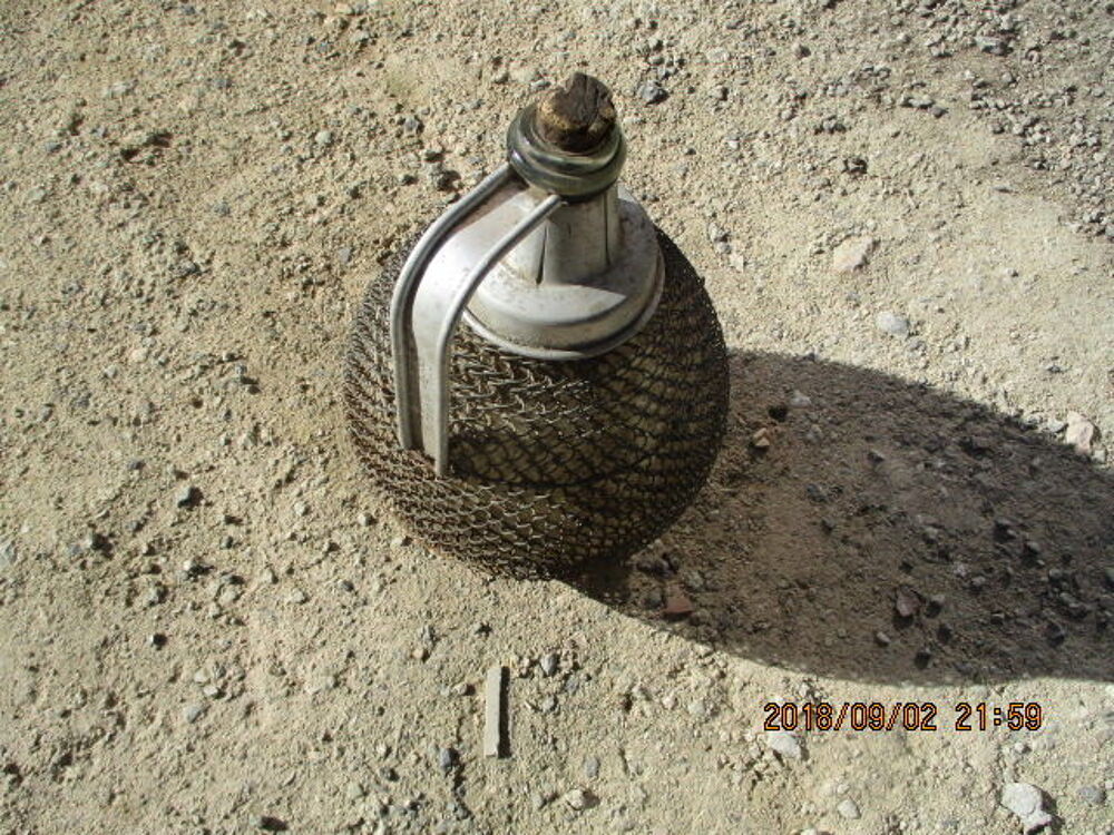 Bouteille entour&eacute;e de fer 