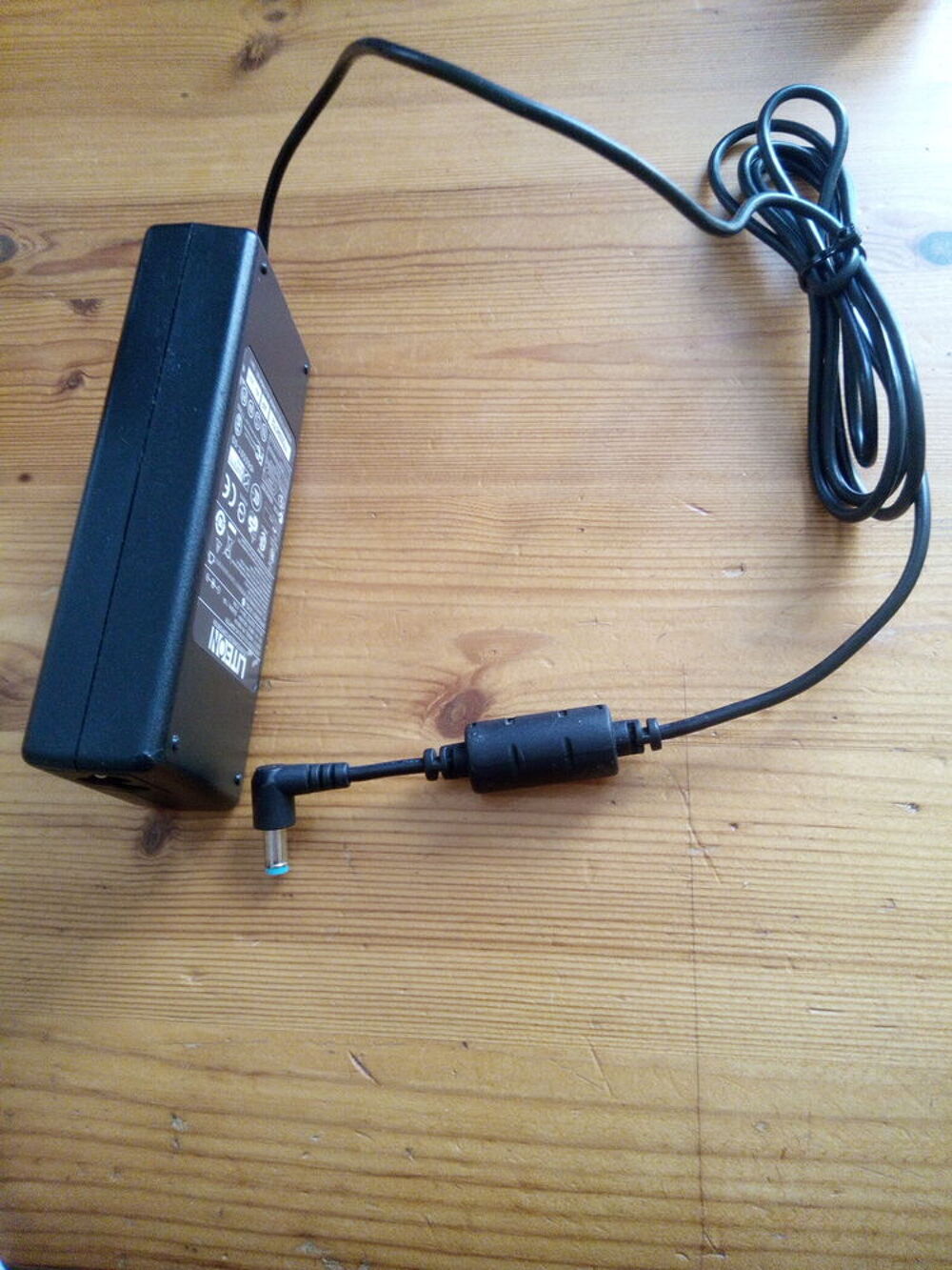 C&acirc;ble adaptateur. Sur Amiens Rivery. 10 €. Pas d'envoi. Matériel informatique