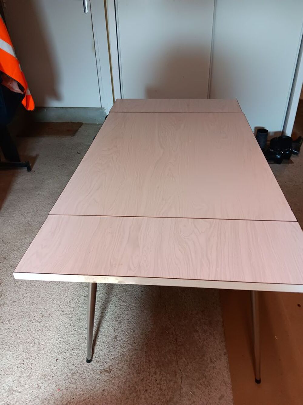 Table vintage en formica avec deux rallonges
2 tabourets Meubles