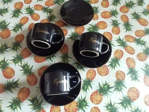 Tasses noires sign�es EXPRESSO avec liserai OR 15 Noyelles-l�s-Vermelles (62)