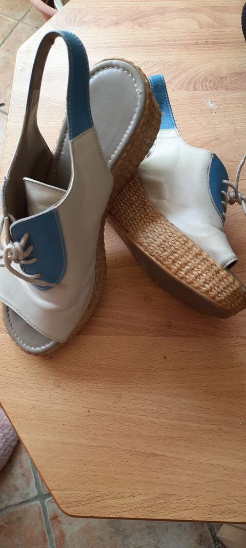 Chaussures d'�t� beige et bleu cuir dessus. 15 Toulon (83)