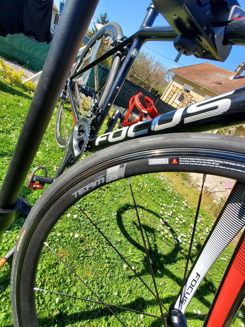 Velo FOCUS tout carbone shimano ULTEGRA
avec accessoires
Vélos
