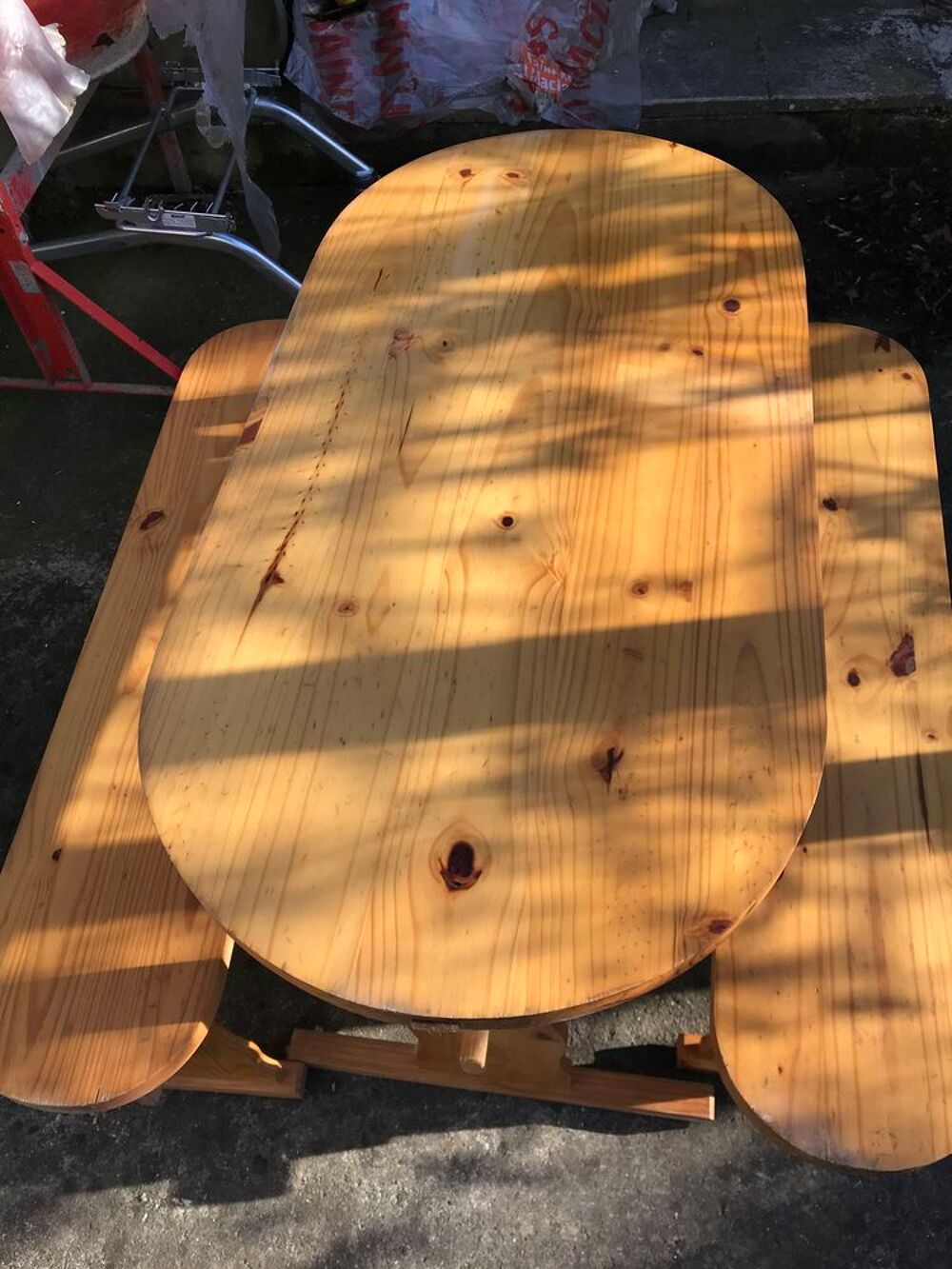 Table et 2 bancs 
Meubles
