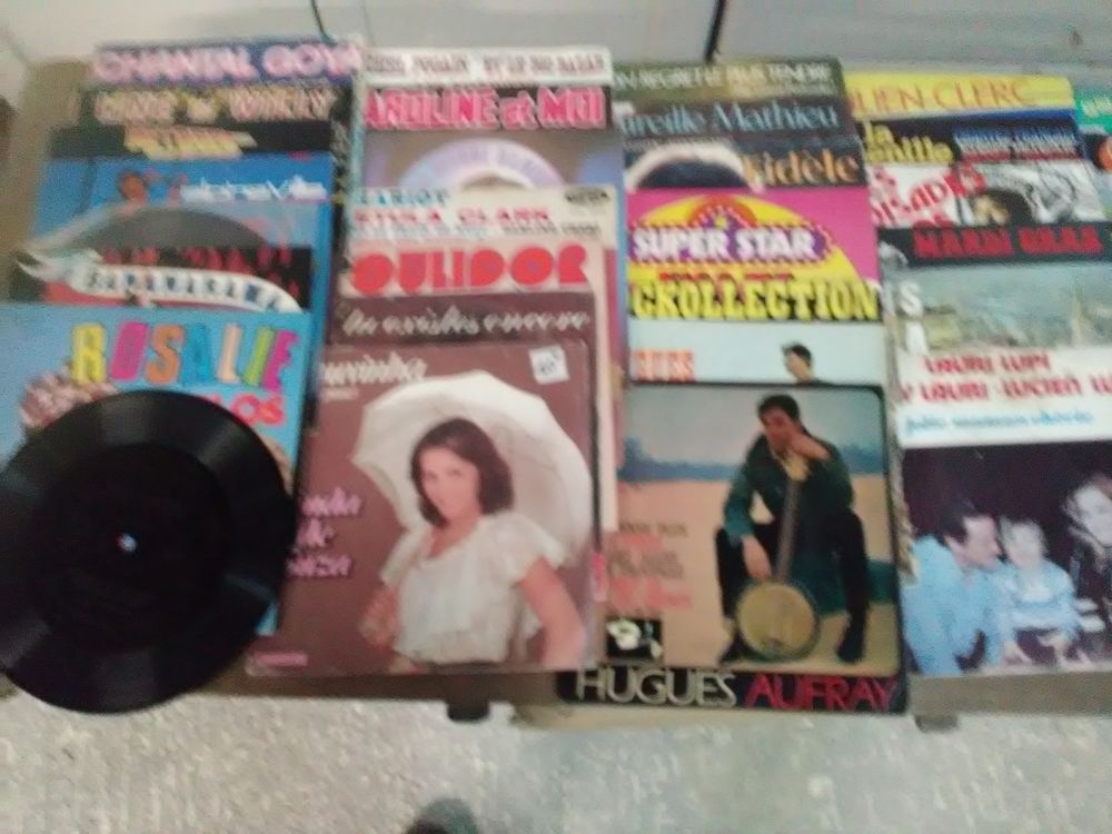 Lot de 166 disques vinyles 45 tours, &eacute;tats divers Audio et hifi
