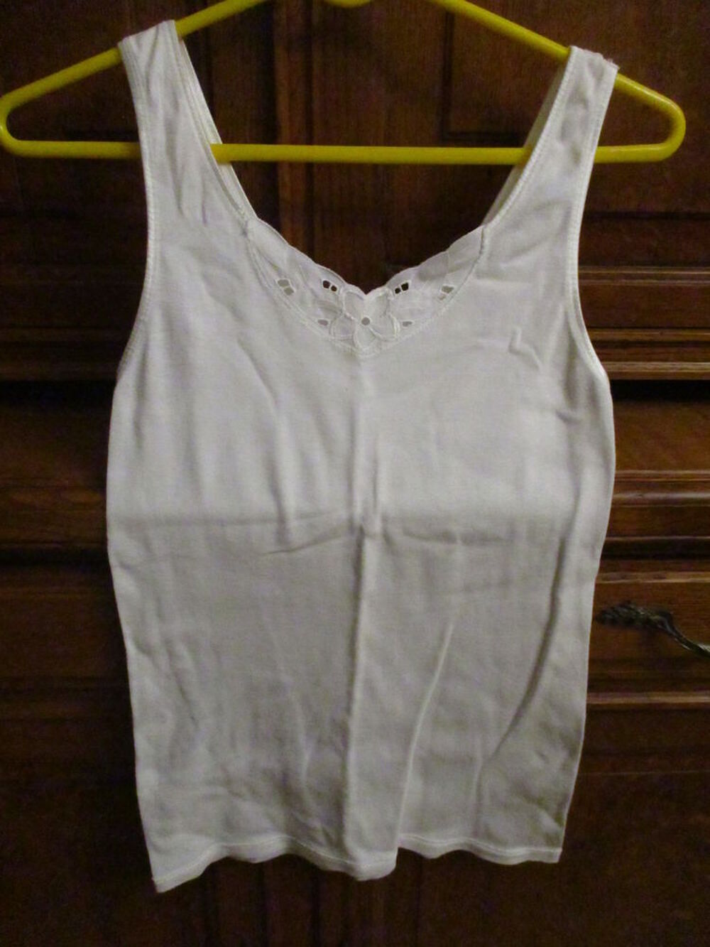 lingerie : 2 d&eacute;bardeurs et un T-shirt blanc dentelle / haut Vtements