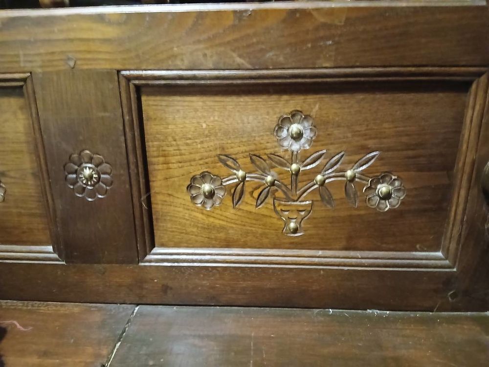 Banc coffre breton en ch&ecirc;ne veritable, sculpt&eacute;, +_40 ans Meubles