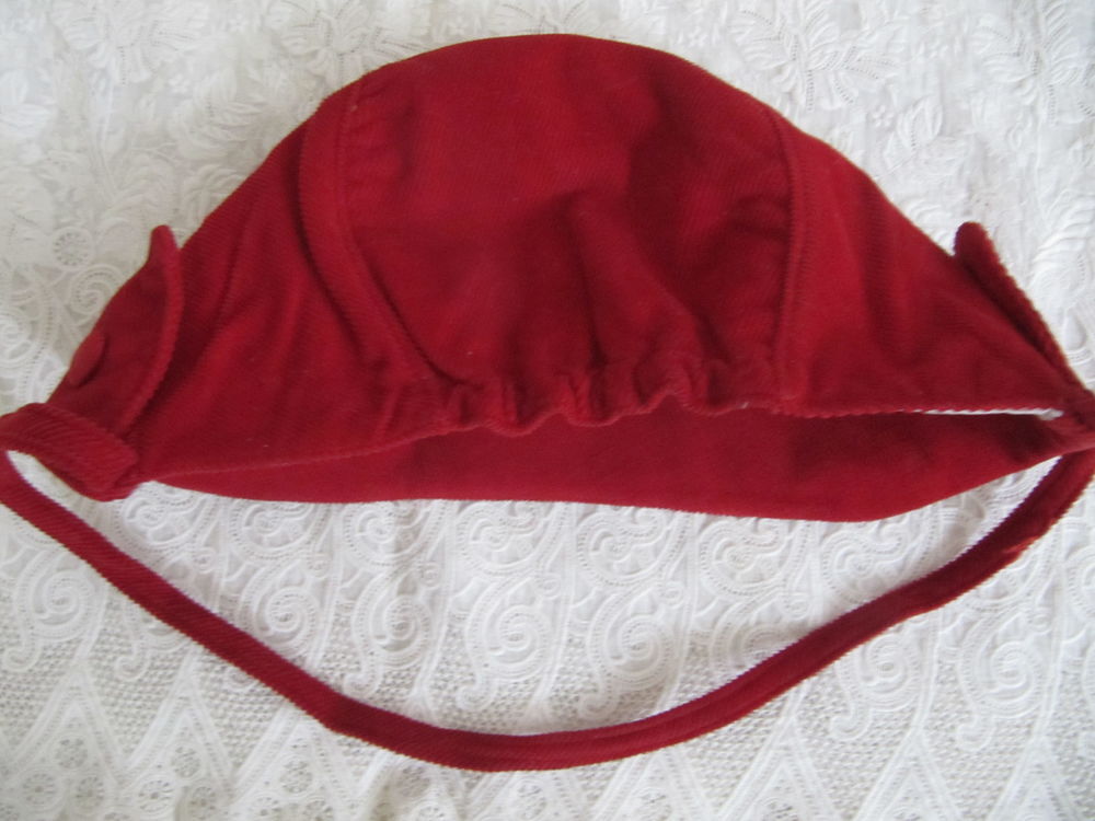 Bonnet ancien en velours rouge
Puriculture