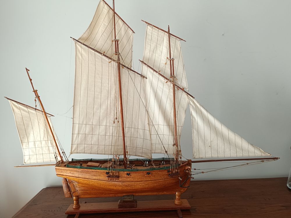 Grande maquette bateau lougre 8 canons 