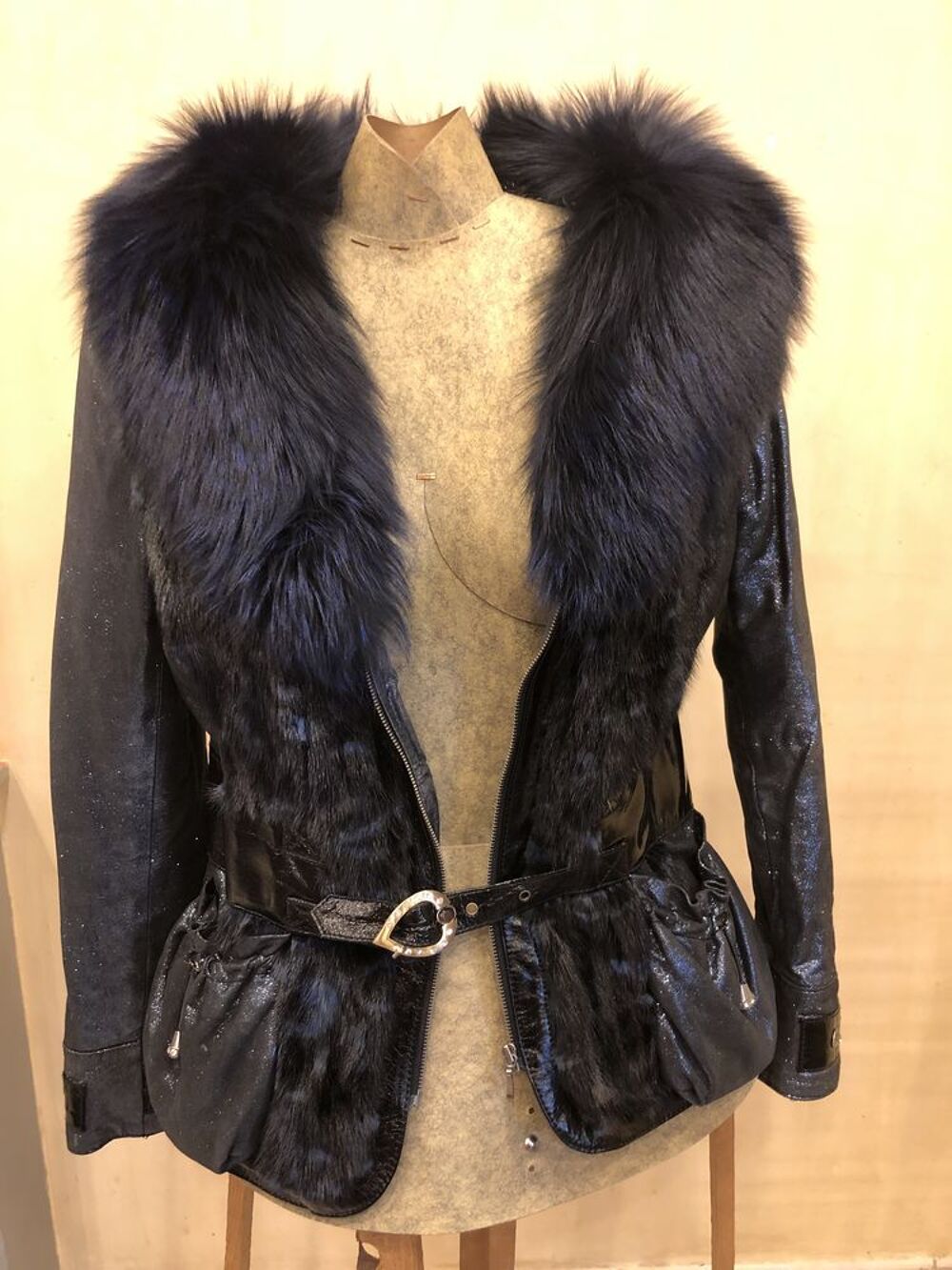 Veste cintr&eacute;e 'Siboert renard bleu' - Taille 36/38
Vêtements