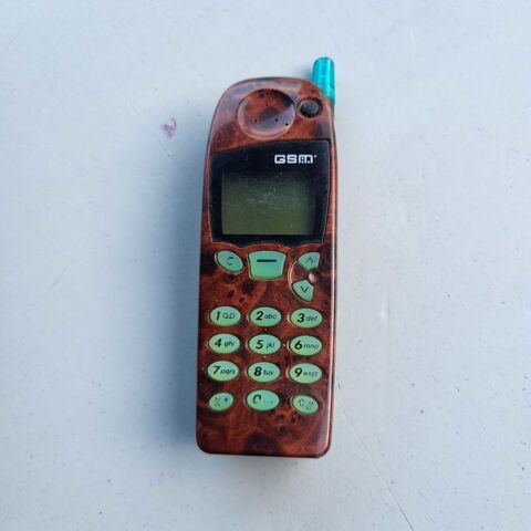 ancien t�l�phone portable Nokia 50 La Farl�de (83)