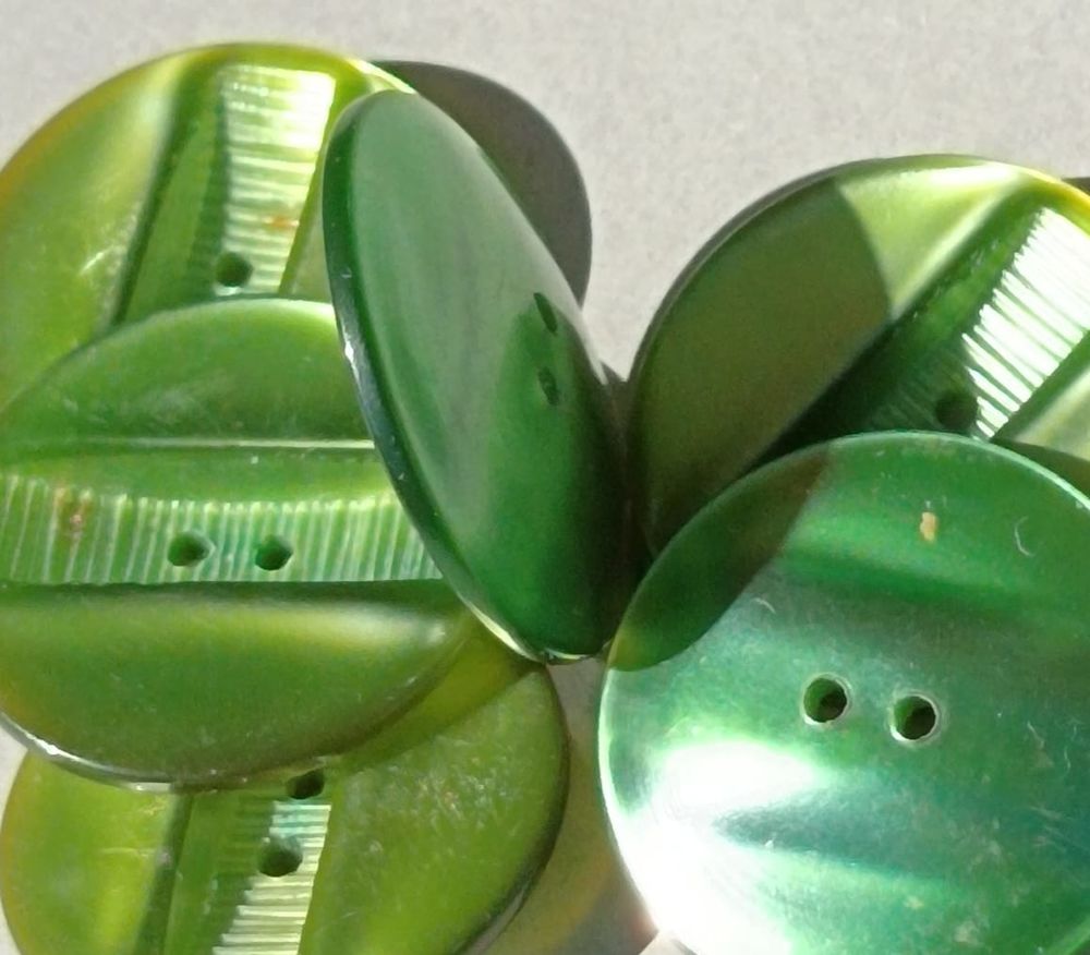 Lot de 7 Boutons Design Vert Sapin Stri&eacute; 2,5 cm - N&deg;5 Décoration
