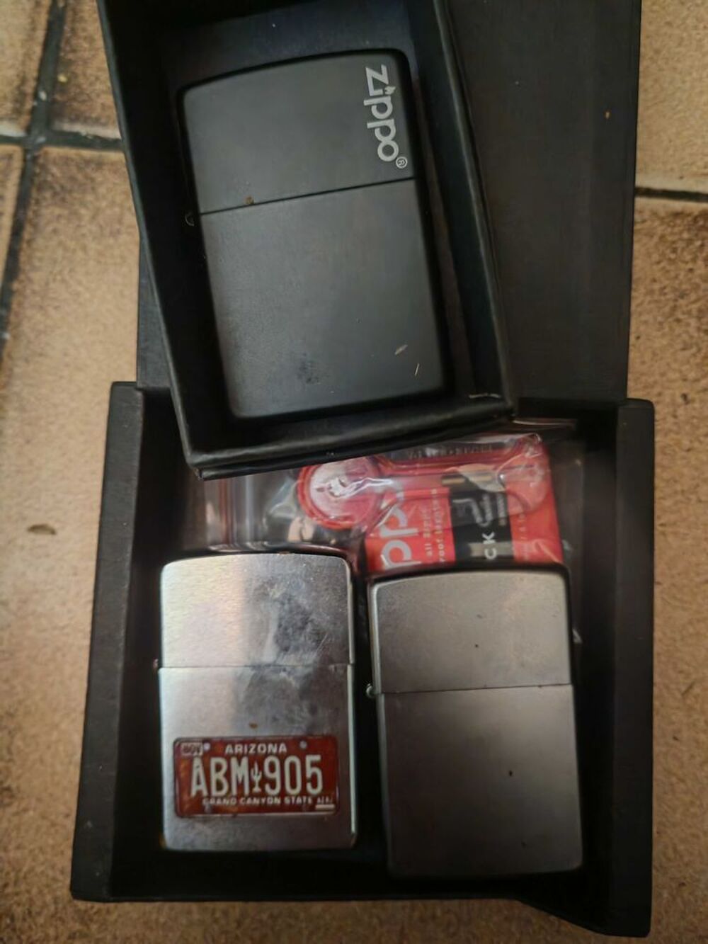 lot Zippo avec bo&icirc;tes 